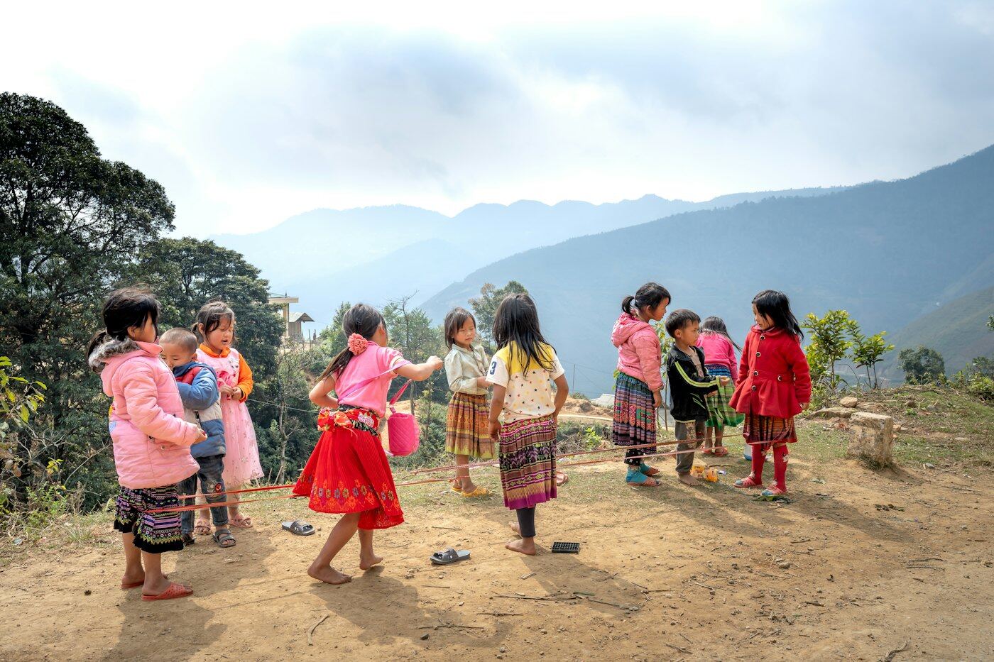 Các em nhỏ trên đồi