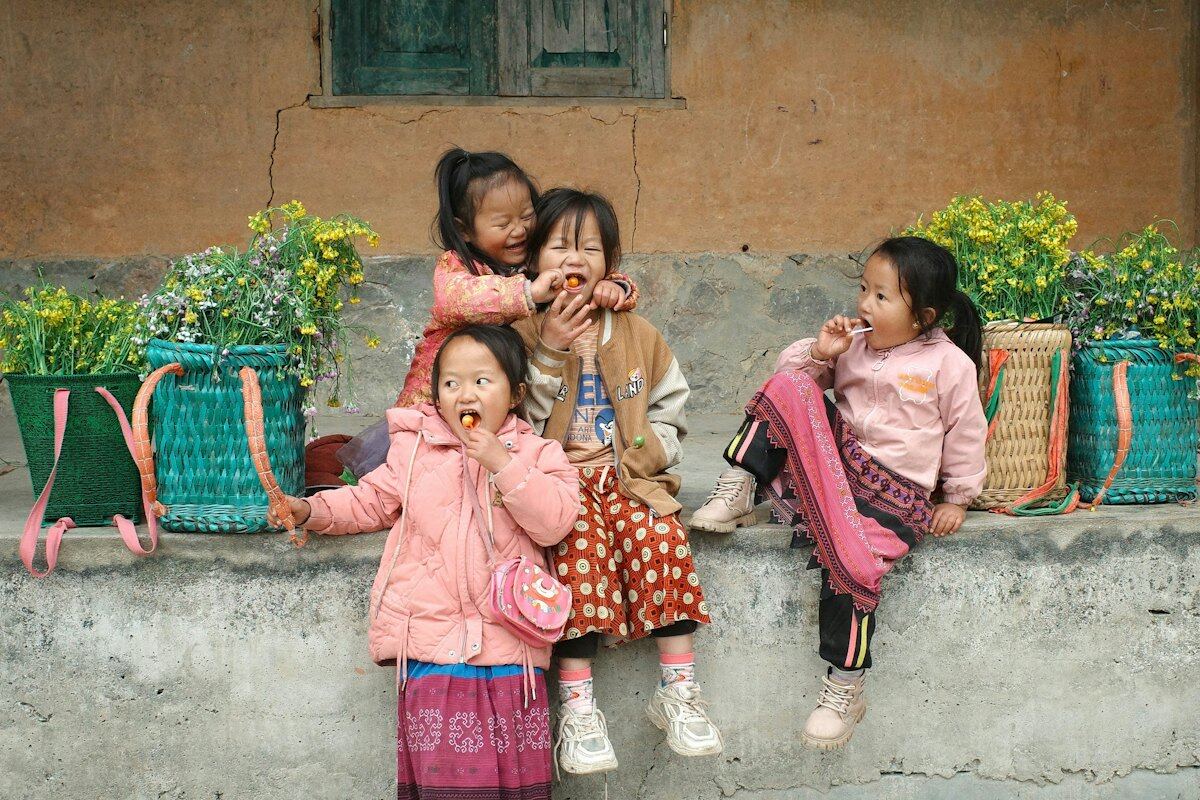 Các em học sinh vùng cao ngồi cùng nhau