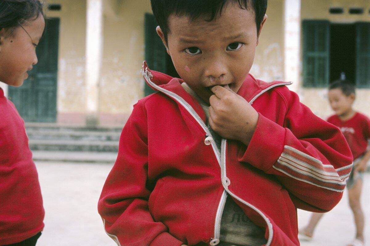 Cậu bé vùng cao mặc áo khoác đỏ