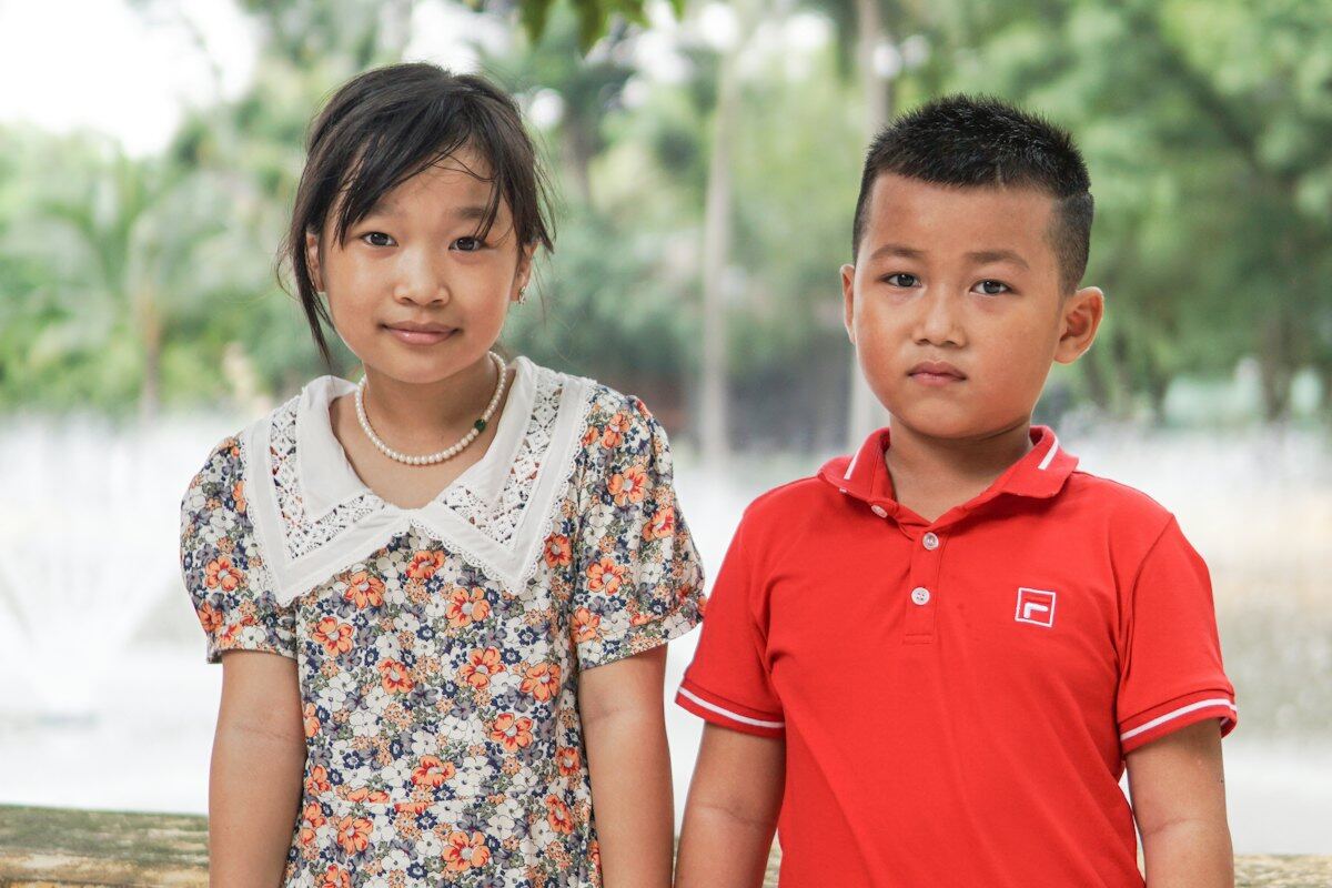 Hai em nhỏ trong ngày đến trường