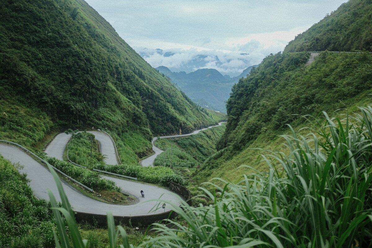 Con đường đèo uốn lượn ở vùng núi phía Bắc