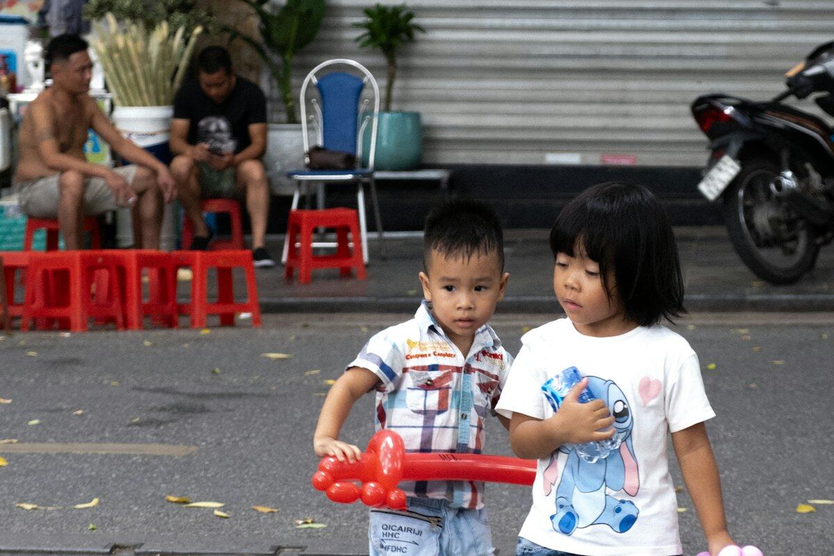 Hai em nhỏ trên con phố